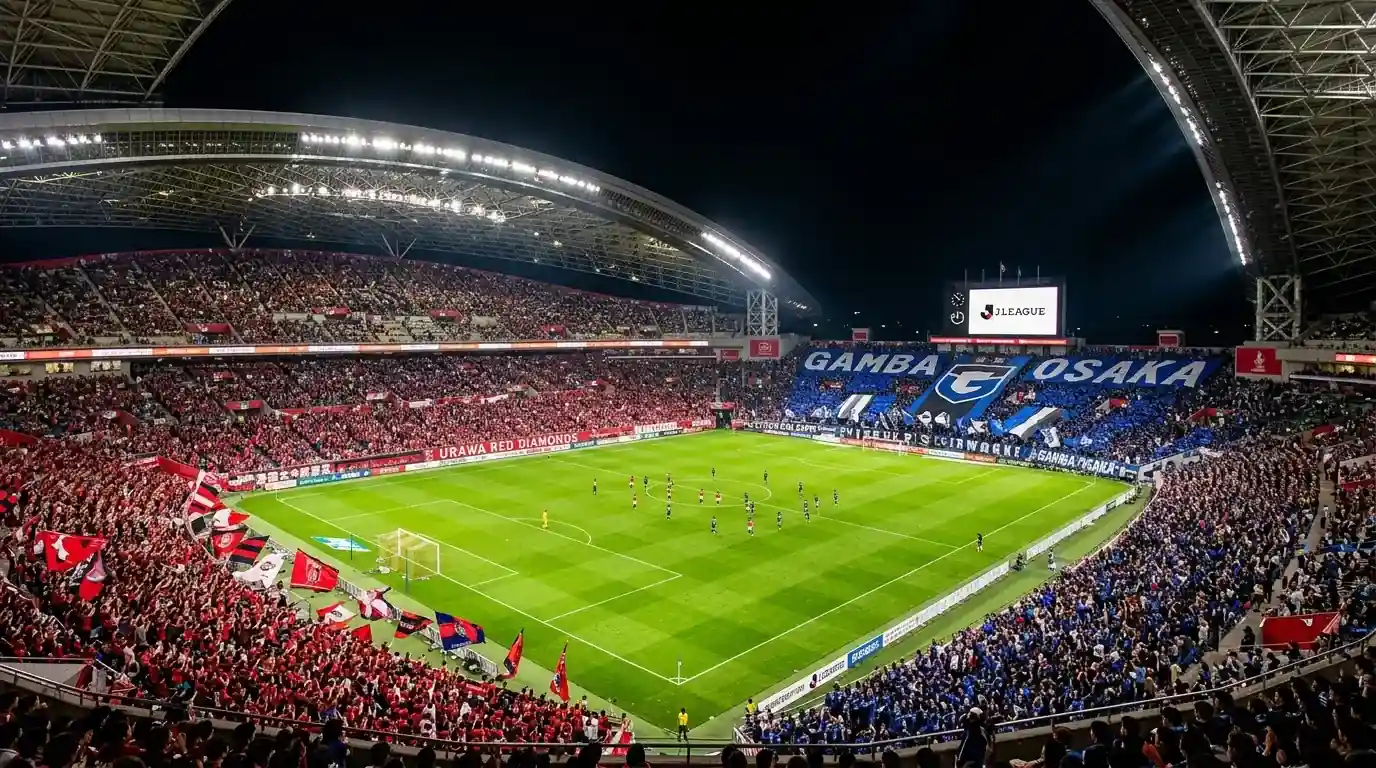 Panorámica de un estadio de la J.League durante un partido nocturno con las gradas llenas de aficionados